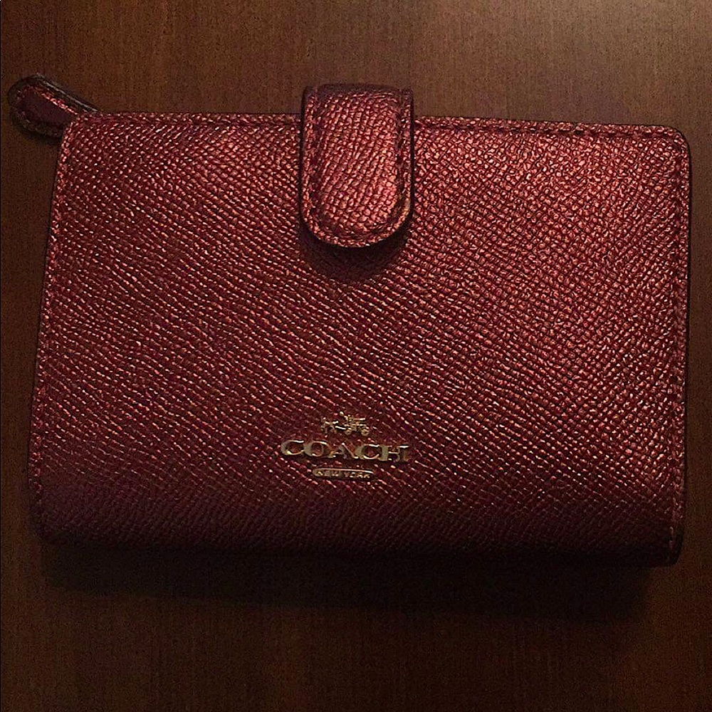 Coach wallet- EUC Burgundy color ✨✨✨✨MAKE OFFER ✨✨✨✨